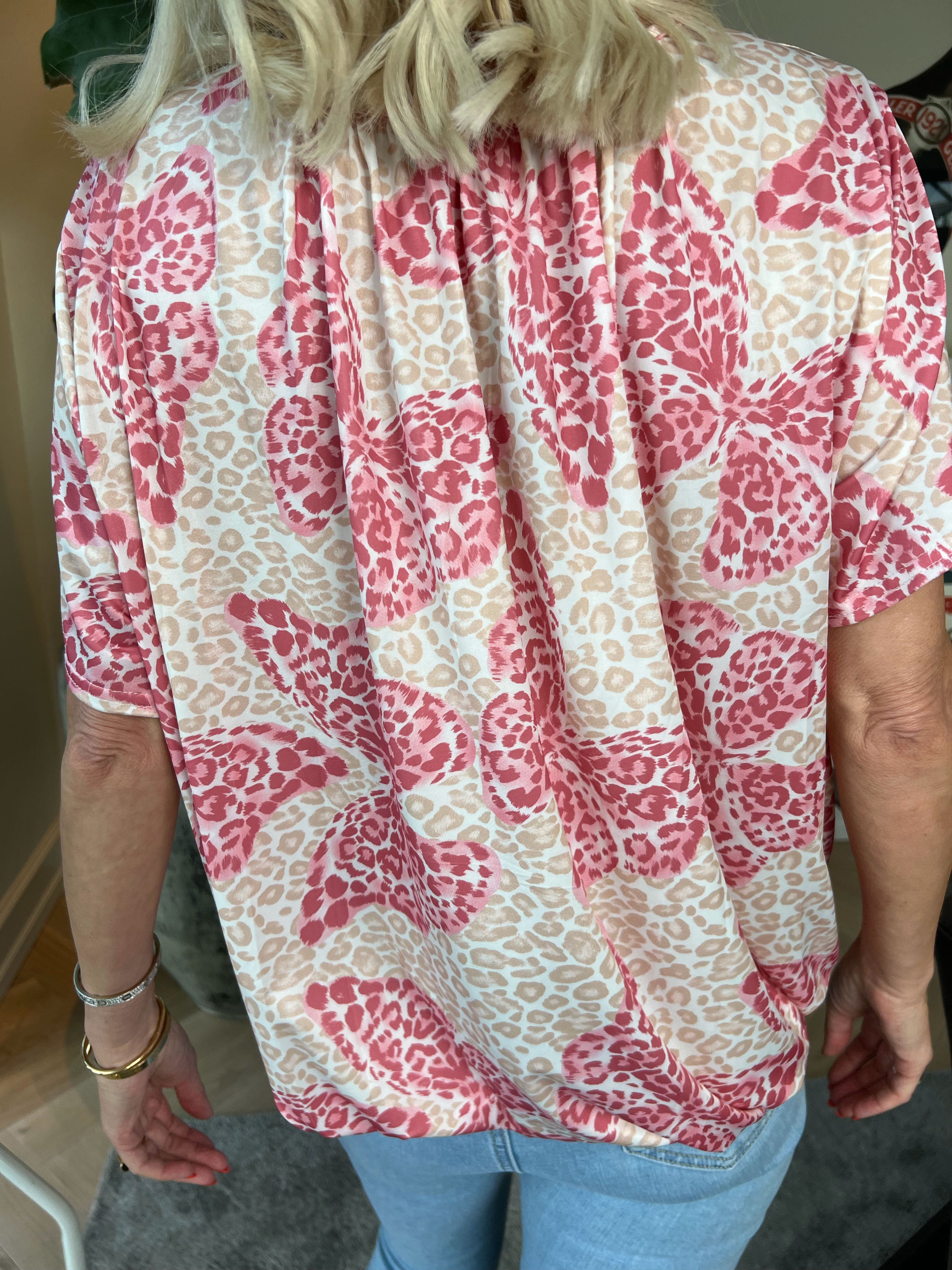 Miracle Butterfly - T-shirt med leopardprint, sommerfugl og elastik i bunden for et loose look